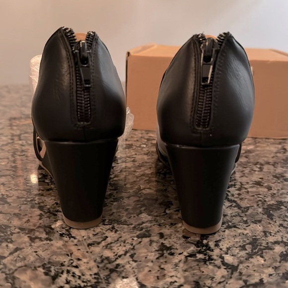 Journee Collection Aretha Black peep toe wedge NIB 6 - Picture 6 of 10